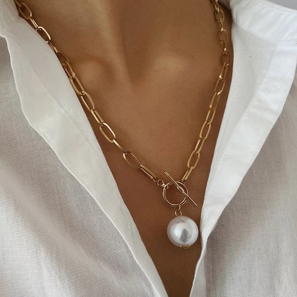 🌟 Gold Tone Big Simulated Pearl Necklace - Picture 2 of 4
